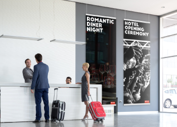 Curved textielframe op een beurs/evenement