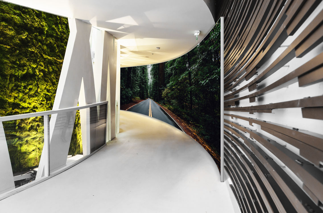 Curved textielframe in een gangpad