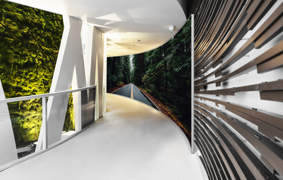 Curved textielframe in een gangpad