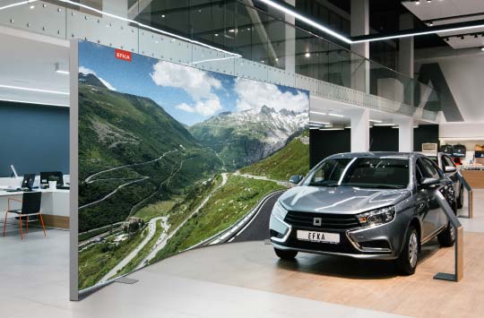 Gebogen informatiewand