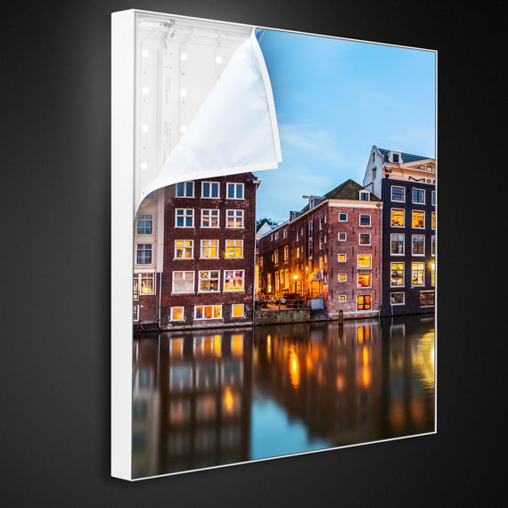Een Lightbox 50 aan de muur